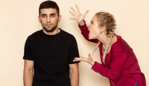 Femme critiquant son partenaire relation toxique Sortir des schémas répétitifs et retrouver sa puissance intérieure